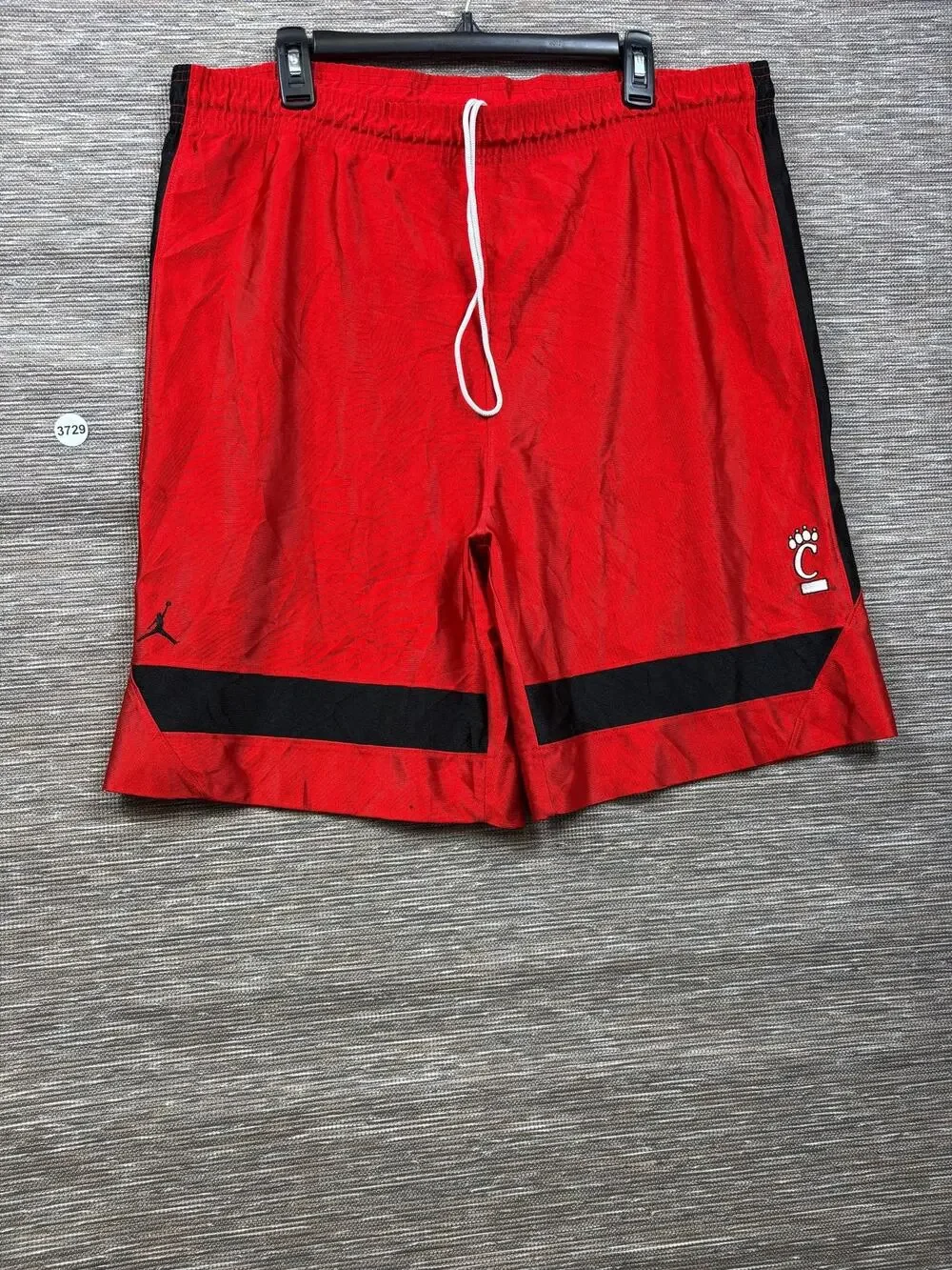 Cincinnati Bearcats Shorts Mens Size M Red NCAA Basketball Jordan Jumpman Logo